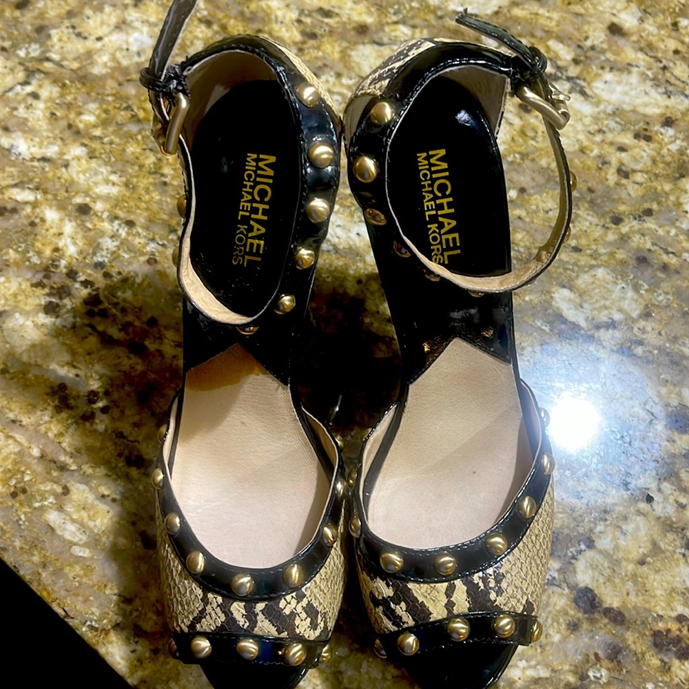 Michael Kors snake skin heels
Classy Platos, pet leather heel trim